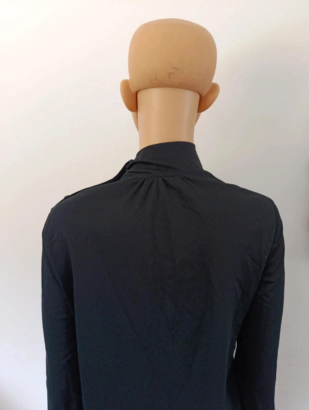 Blusa negra de cuello alto con botones, mangas largas - Talla L – photo 12
